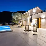Teuta By Guide Villa