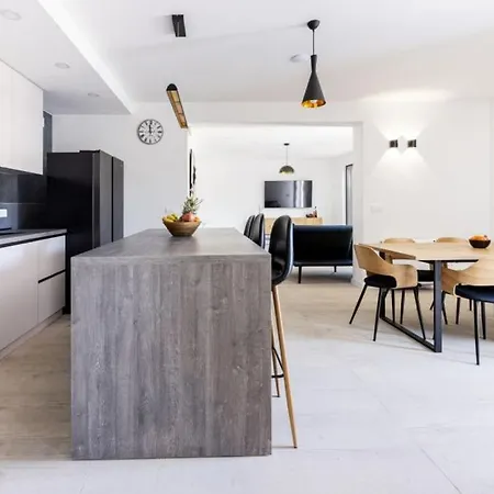 Teuta By Guide Bacina