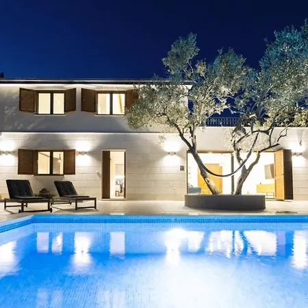 Teuta By Guide Villa Bacina